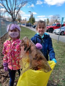 deux enfants montre les déchets ramassés